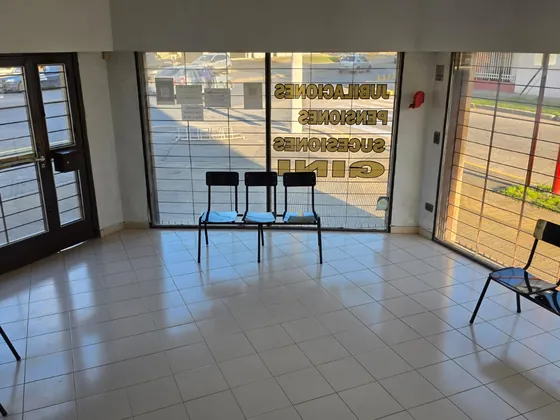 Sala de espera luminosa del estudio